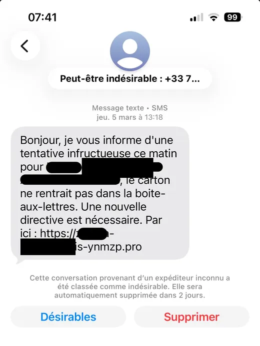 Faux SMS de livraison de colis envoyé depuis un numéro de mobile personnel marqué « indésirable », racontant une histoire de colis vague et renvoyant vers un domaine sans rapport avec La Poste.